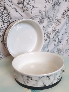 New In Box 2 Bone Dry Non-Skid White Marble Ceramic Dog Bowl Set, 3-cup